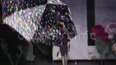 时尚迷人的女人撑伞主席台模特秀晚时尚4K